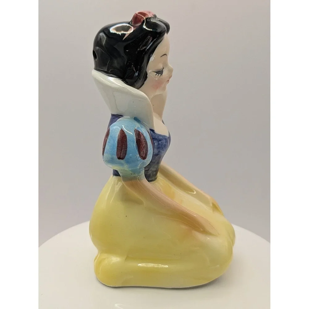 Disney Snow White And Dopey Salt And Pepper Shakers Kneeling